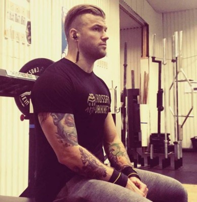 Con tatuajes y fitness, el inusual sacerdote que escandaliza Instagram