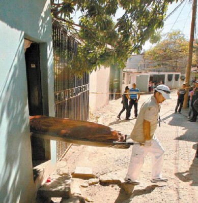 Le piden agua y luego la matan