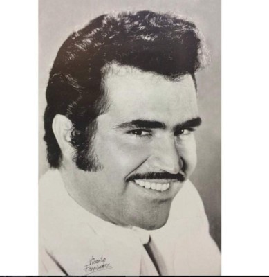 Vicente Fernández celebra su cumpleaños rodeado de amigos y familia