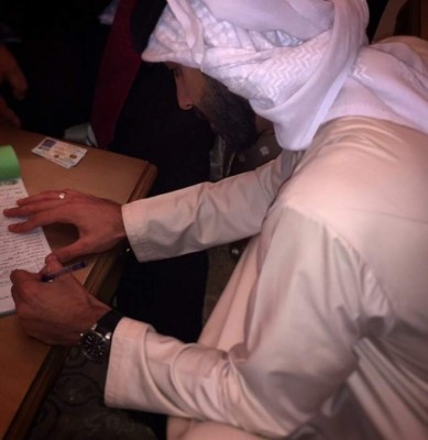 El hombre ''más guapo del mundo'' se casó y presentó a su novia las redes