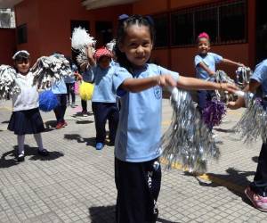 Desde hace varias semanas, los pequeños se han venido preparando para desfilar por primera vez. Foto: Alex Pérez / EL HERALDO.