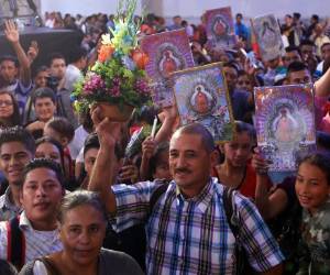 Los fieles llevaron arreglos florales como ofrenda a la Morenita y bendijeron.