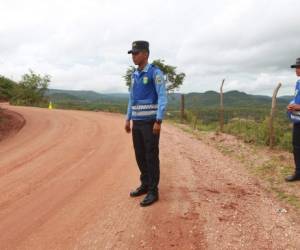 En la carretera de terracería permanecen agentes viales. Foto: Alex Pérez/El Heraldo.