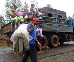 'Hay techos que salieron volando, pero no creo que haya nada que no se puede solucionar con trabajo, que es lo que uno hace aquí desde que nace'.