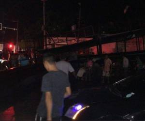 Un enorme rótulo cayó sobre varios vehículos dejándoles atrapados.