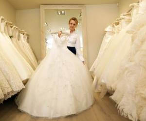 'El encaje y los pétalos 3D que le dan mucha vida a los vestidos”, “Siento que probablemente le gustará algo muy directo y sencillo', explicó la diseñadora de vestidos de novias londinense Phillipa Lepley. (Foto: AP)