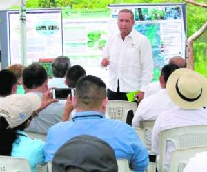 El designado presidencial, Ricardo álvarez, cuando explicaba a los representantes de la zona del Trifinio el plan que se tiene programado para sus comunidades.