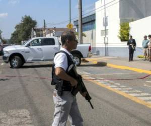 El fiscal informó que el hallazgo de los cuerpos y la captura de la presunta célula criminal se logró tras una denuncia anónima que advertía de un convoy de camionetas con hombres armados.