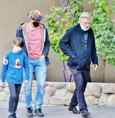 Alec Baldwin se reúne con el hijo y el esposo de la fotógrafa que falleció en el set (FOTOS)