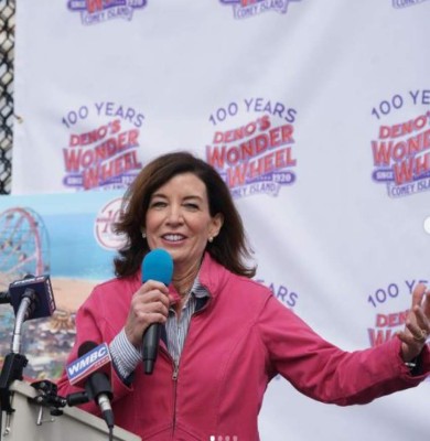 Así es Kathy Hochul, la primera mujer en convertirse en gobernadora de Nueva York