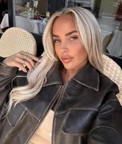 Jugador se tapó el rostró pero siempre fue captado recogiendo bella rubia