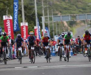 Los máximos competidores han demostrado que vienen preparadas para la pedaleada, al filo de las 7:30 de la mañana, es decir, hora y media después de despegar de la meta, completaron la primera de tres vueltas.