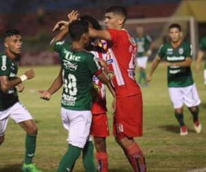 Cristian Cálix del Marathón inicia el relajo empujando a Miguel Valerio del Vida.