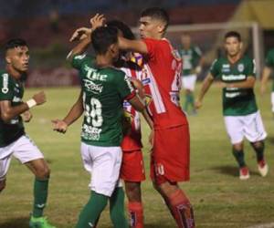 Cristian Cálix del Marathón inicia el relajo empujando a Miguel Valerio del Vida.