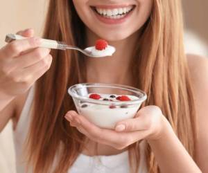 Como primera opción se puede recurrir al yogur natural y a frutas como el banano, mango y durazno.