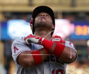 El venezolano Luis Valbuena, de los Angelinos de Los Ángeles, mira al cielo y cruza los brazos a su paso por el plato después de conectar un jonrón solitario en la cuarta entrada del partido contra los Tigres de Detorit, en Detroit, el martes 29 de mayo de 2018.