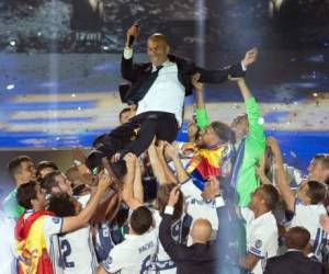 Los jugadores del Real Madrid alzaron por lo aires al técnico francés Zinedine Zidane (Foto: Agencia AFP)