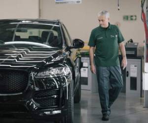 Mourinho dijo: 'Fue una experiencia increíble visitar la fábrica de Jaguar y ver todos los automóviles, la tecnología y el arduo trabajo que implica desarrollar un automóvil tan hermoso. (Foto: Twitter Purosautosus/ El Heraldo Honduras/ Noticias Honduras hoy)