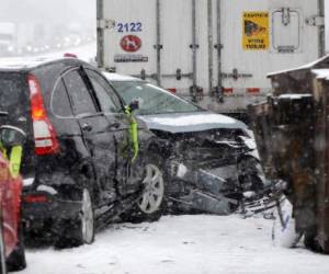 Personal de emergencias ayudan en el lugar donde ocurrió un choque múltiple en la autopista interestatal 94, en el sur de Michigan, el viernes 9 de marzo del 2018.