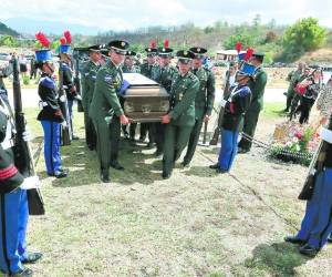 El subteniente Gustavo Zelaya fue sepultado con honores después de perecer en La Ceiba, en un enfrentamiento con pandilleros.