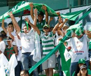 La alegría de los aficionados del Platense, tras el gol, fue tan enorme que uno de ellos perdió el dedo (Foto: EL HERALDO)