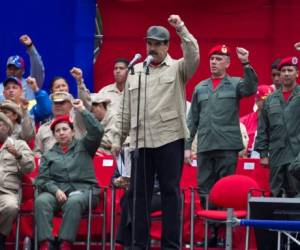 El presidente de Venezuela, Nicolás Maduro, dirige la celebración del séptimo aniversario de la milicia bolivariana, frente al palacio presidencial de Miraflores en Caracas, Venezuela. Agencia AP.