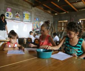 Los estudiantes reciben clases según el plan de estudios. Foto: Jimmy Argueta/EL HERALDO.