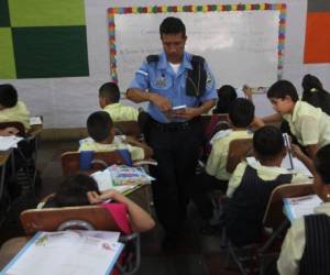 Los instructores de la Policía Comunitaria acuden a centros educativos como el Club Rotario Sur 2.