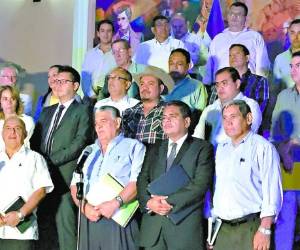 Los productores de café y tabaco dialogaron ayer sobre financiamiento con Hernández.