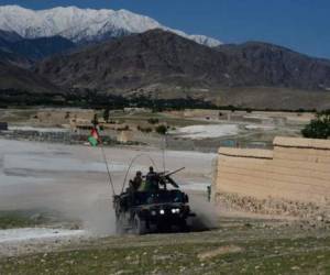 Las tropas afganas y estadounidenses avanzaban lentamente este sábado por el área cubierta de minas, donde permanecían algunas bolsas de yihadistas. Foto: AFP