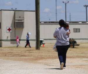 En esta imagen del 23 de agosto de 2019, solicitantes de asilo caminan por el interior del Centro Residencial de Familias del Sur de Texas, un centro de detención del Servicio de Control de Inmigración y Aduanas, en Dilley, Texas. Foto: AP