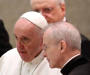 El papa Francisco charla con monseñor Luis María Rodrigo Ewart a su llegada al salón Pablo VI para su audiencia semanal, en el Vaticano, el 28 de octubre de 2020.