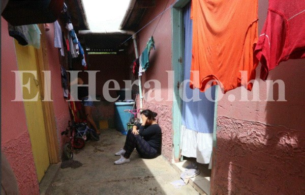 Madre del bebé que apareció muerto en colonia El Carrizal llora de forma desconsolada.