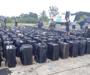 Al menos 500 cajas de cigarros, conteniendo cada una de ellas unas 2000 unidades del producto elaborado con tabaco, fue encontrado en una embarcación por la Fuerza Naval de Honduras. (Foto: El Heraldo Honduras, Noticias de Honduras)