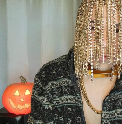 Dan Sur, influencer que asegura que se incrustó cadenas de oro en el cuero cabelludo