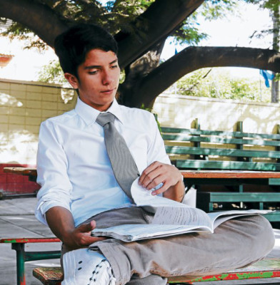 Con sus obras sostiene sus estudios secundarios