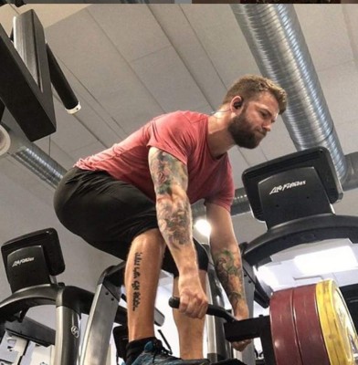 Con tatuajes y fitness, el inusual sacerdote que escandaliza Instagram