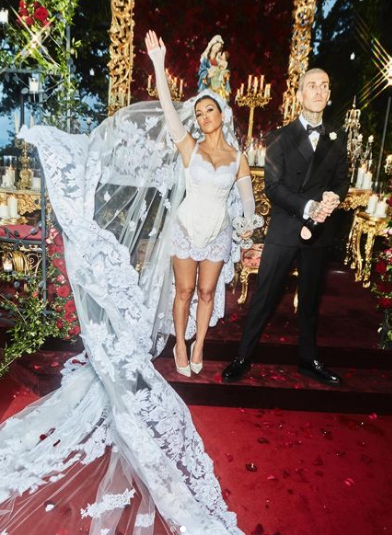 Elegancia, estilo y extravagancia, así lucieron las Kardashian en la boda de Kourtney