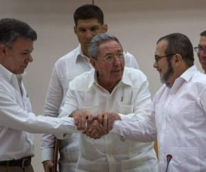 Desde el estrechonde manos entre el presidente Santos y el representante de las FARC, Colombia espera resultados del diálogo.