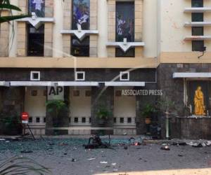 Un vendedor callejero que estaba en el exterior del templo dijo que la potente explosión lo mandó a varios metros de distancia. Así quedó el edificio. (Foto: AP)