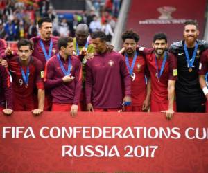 El equipo de Portugal posa con la medallas que los acredita como el tercer puesto de la Copa Confederaciones (Foto: Agencia AFP)