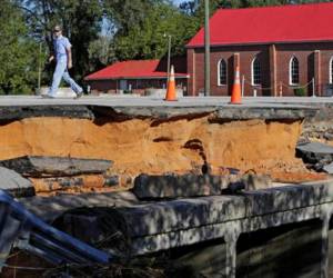 El gobernador de North Carolina Pat McCrory dijo el domingo que las autoridades buscaban a cinco personas y que se teme que puedan encontrar más víctimas (Foto: AP/ El Heraldo Honduras/ Noticias de Honduras)