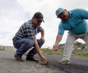 La capa de asfalto que ha sido colocada se desprende. Foto: Alejandro Amador/El Heraldo.