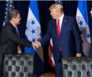 El presidente de Estados Unidos, Donald Trump, y su homólogo hondureño Juan Orlando Hernández se reunieron por primera vez el miércoles para la firma del primer acuerdo migratorio.