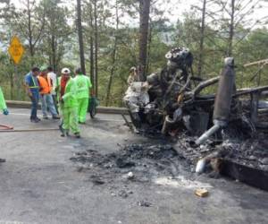 La rastra quedó completamente quemada, pero el conductor pudo salvar su vida.
