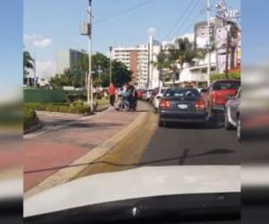 De varios golpes un taxista curó a un discapacitado en una transitada calle de Guadalajara.