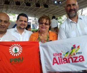Los diputados Rafael Virgilio Padilla, David Reyes, Josué Perdomo, Kimberly O'Connor junto a Doris Gutiérrez.