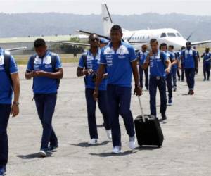 Los jugadores hondureños a su llegada a San Salvador, El Salvador, en la pista de la base militar salvadoreña.