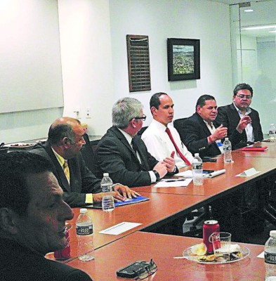 Líderes hondureños en Estados Unidos entregan cartas a congresistas y senadores para renovación de TPS