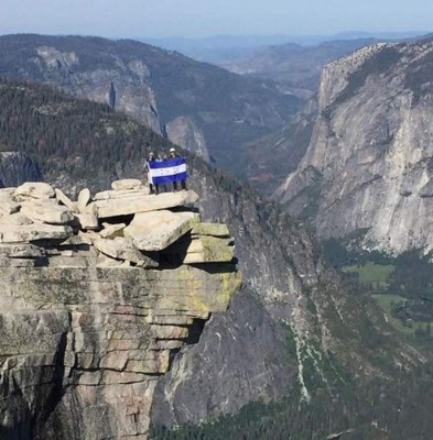 La cima de Half Dome (8,839 pies), del Parque Nacional Yosemite en California, Rigo Polio y Ronald Quintero muestran la Bandera hondureña. Foto: Facebook.